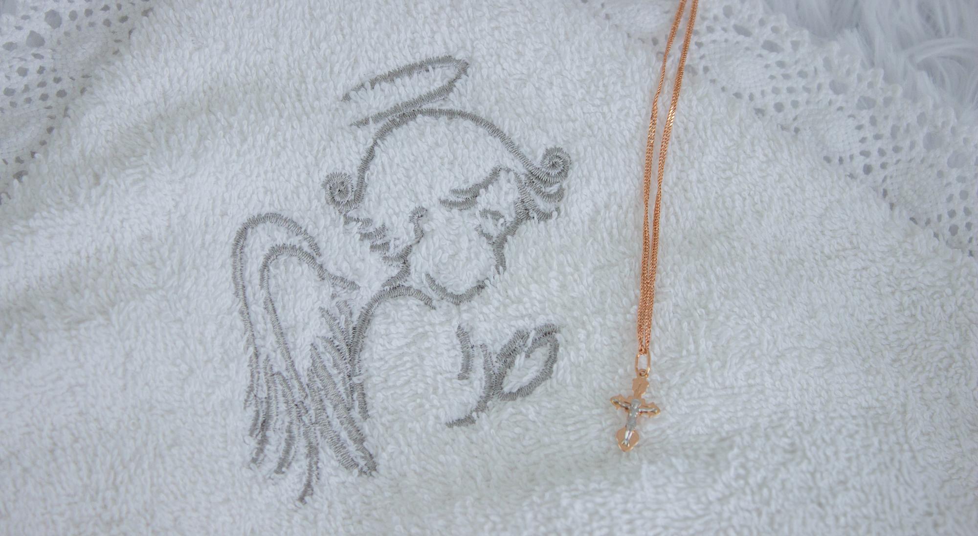 Monogramma ricamato su lino per biancheria