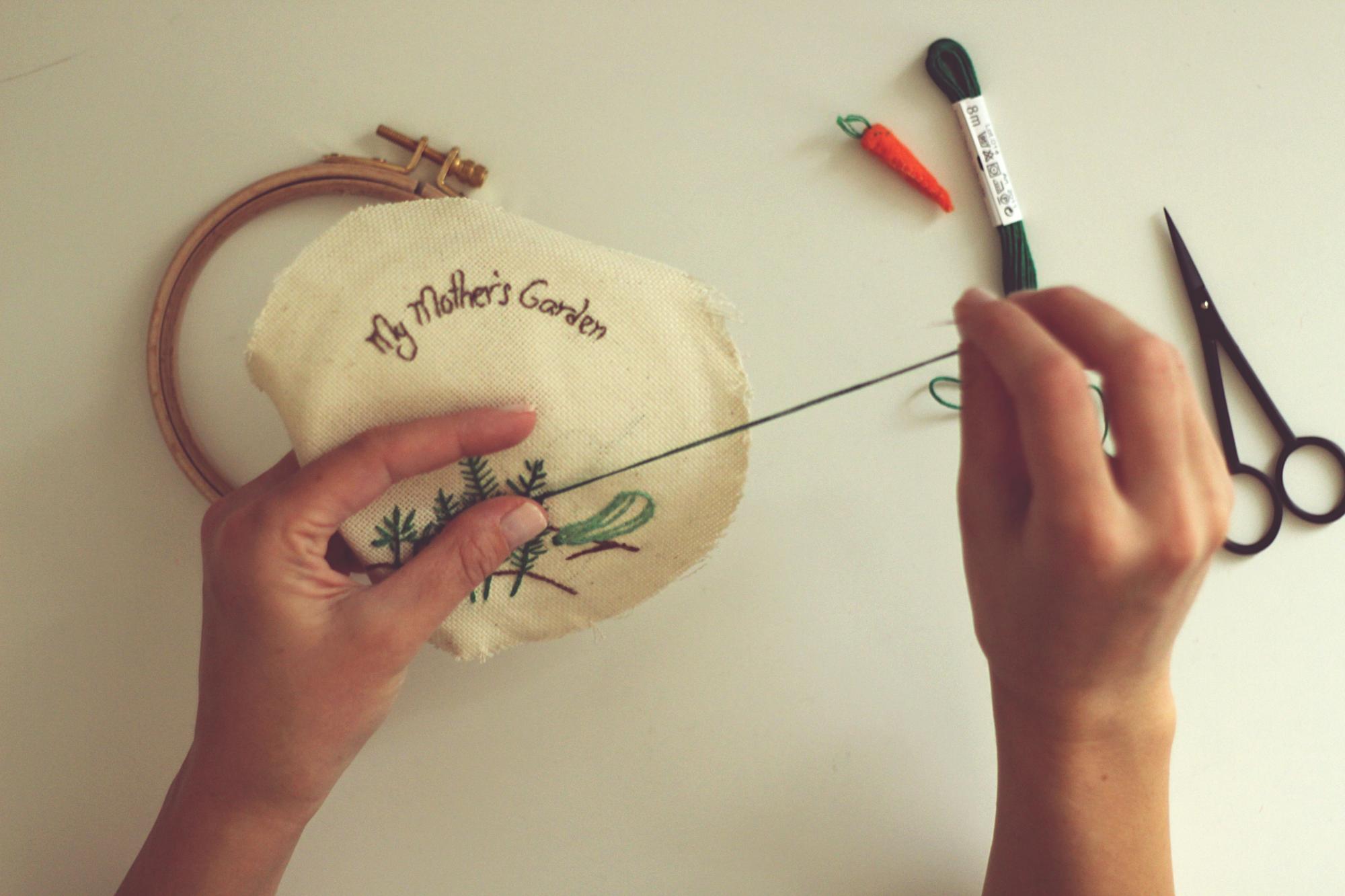 Applicazione ricamata su tote bag in cotone